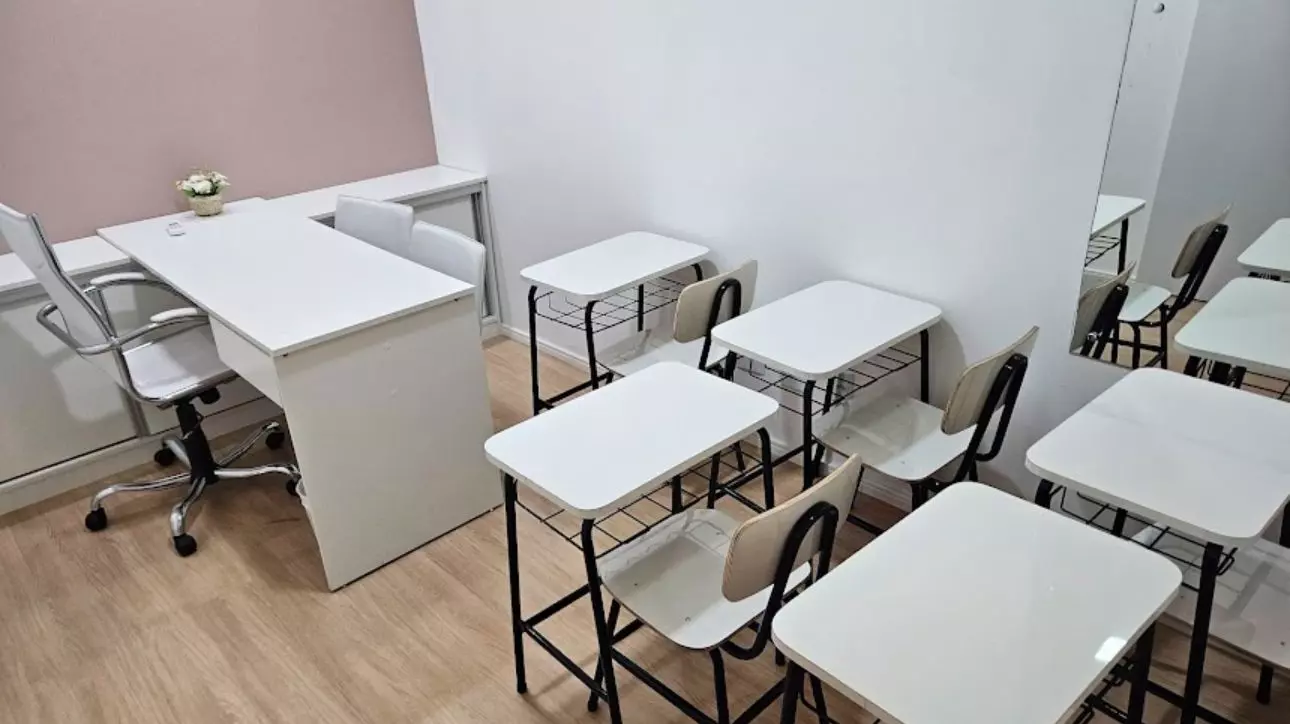 Linha escritório - cadeiras e mesas Linha escritório - cadeiras e mesas